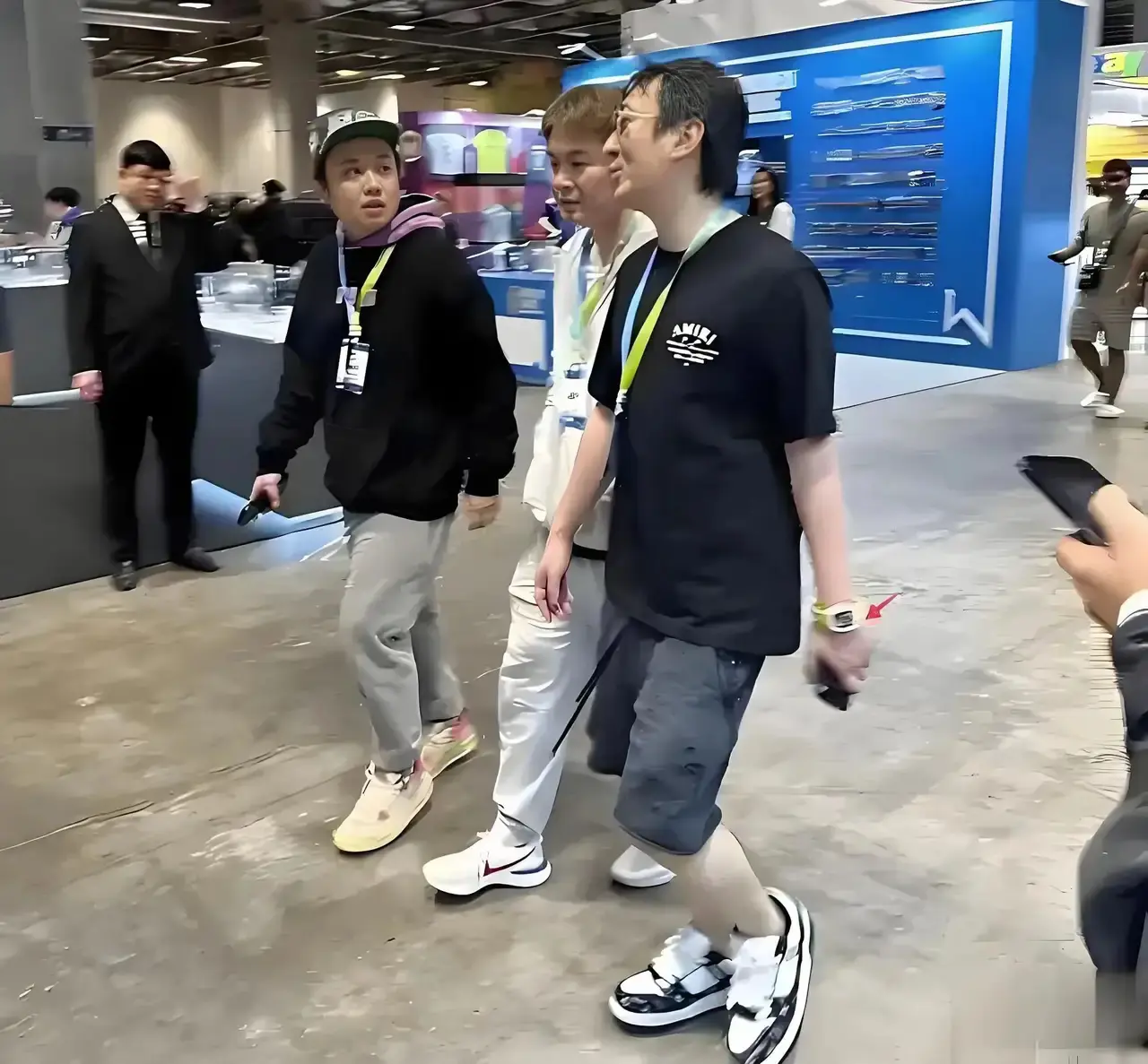 一块手表就要一万八，普通打工人近半年的收入！不愧为首富的公子，全身上下都是品牌