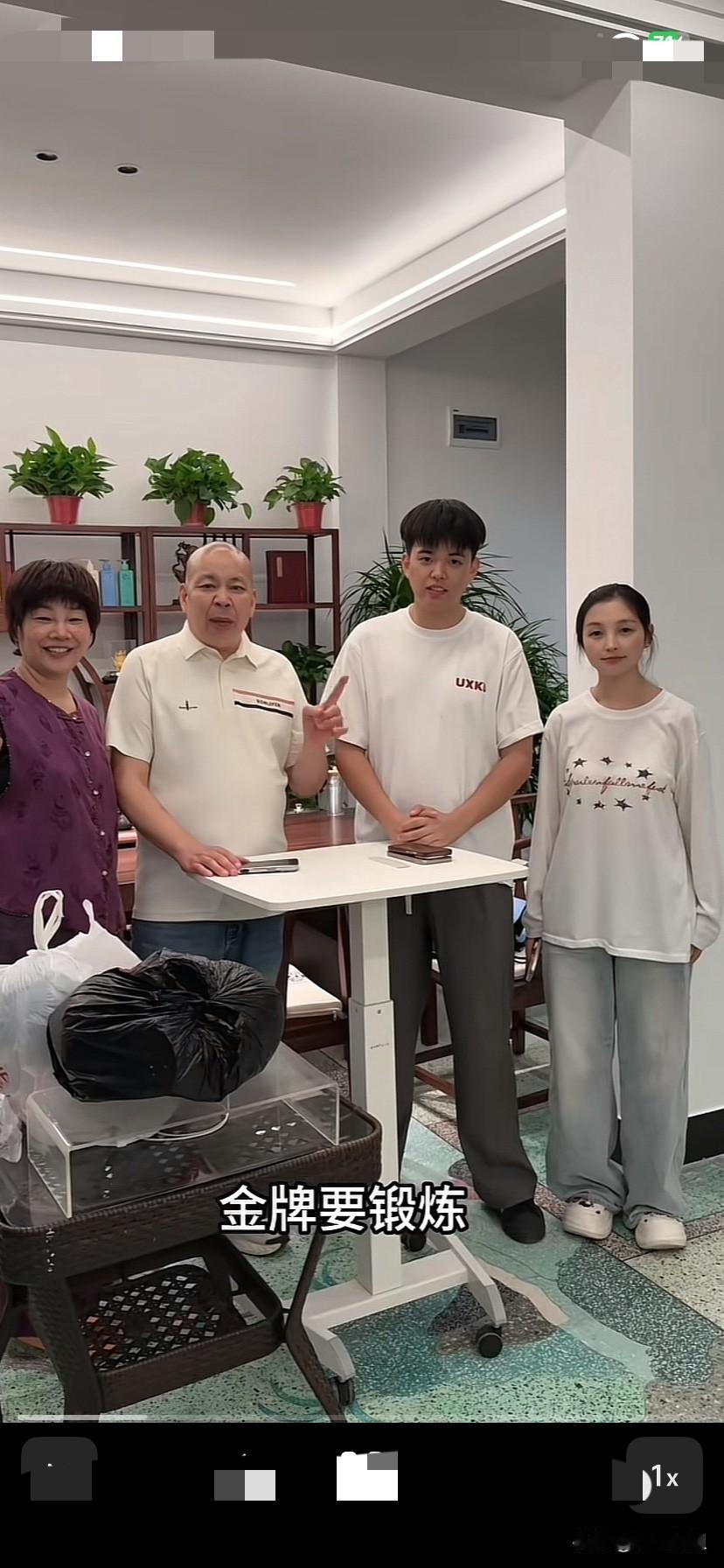 厉怀远爸爸和妈妈和金牌，和女朋友一起直播后，厉爸关切的对金牌，自己的侄子，说，你