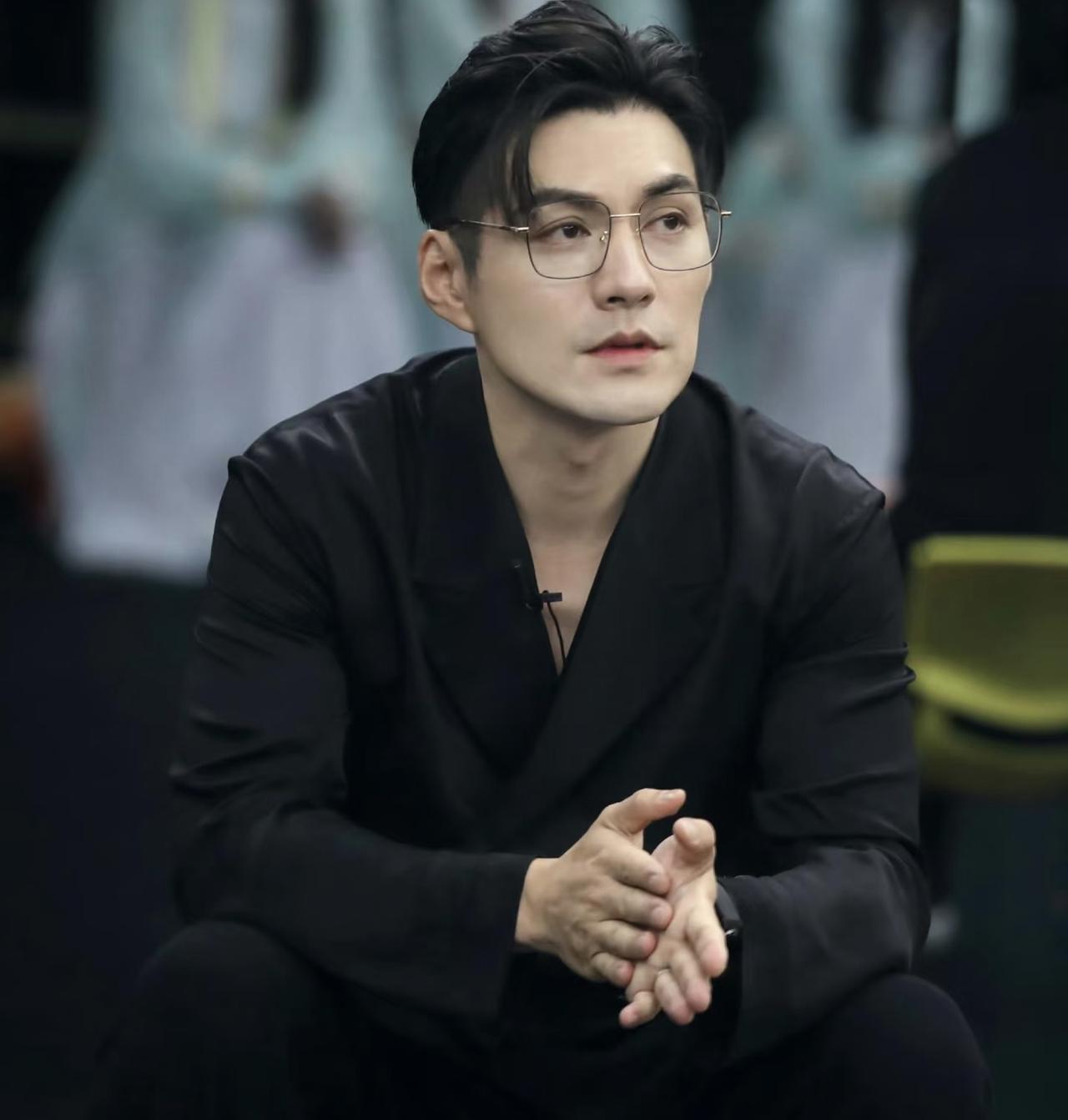 严屹宽现在估计很头疼，他无论如何也想不到，两夫妻难得有机会上个综艺，结果