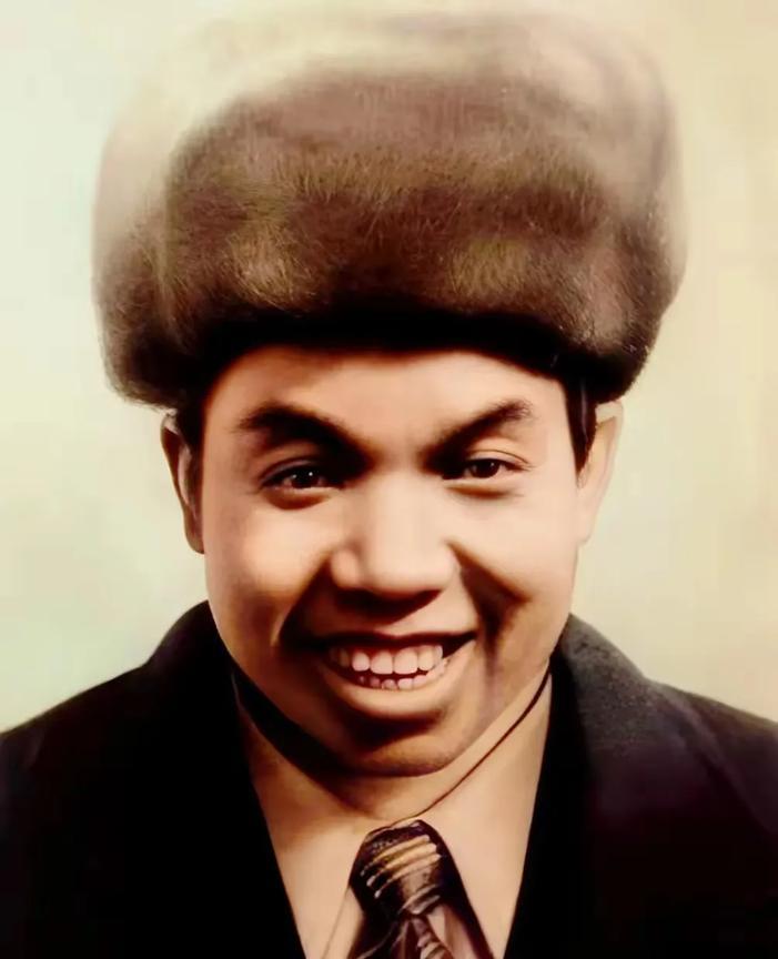 这张珍贵的照片拍摄于1947年，他是红军造币厂的厂长，大家知道他是谁吗？