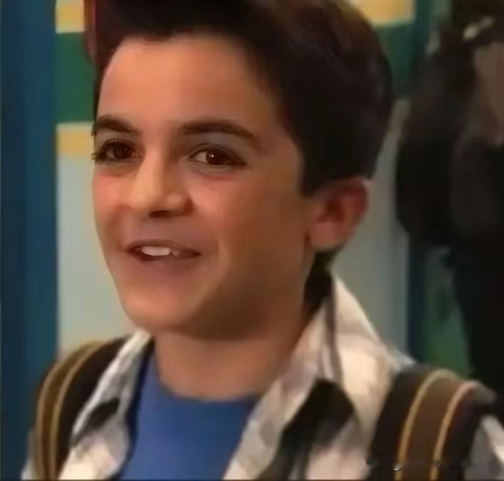 迪士尼童星泰勒·蔡斯近日被目击者拍到流落加州街头，衣衫褴褛、面容憔悴。他因出