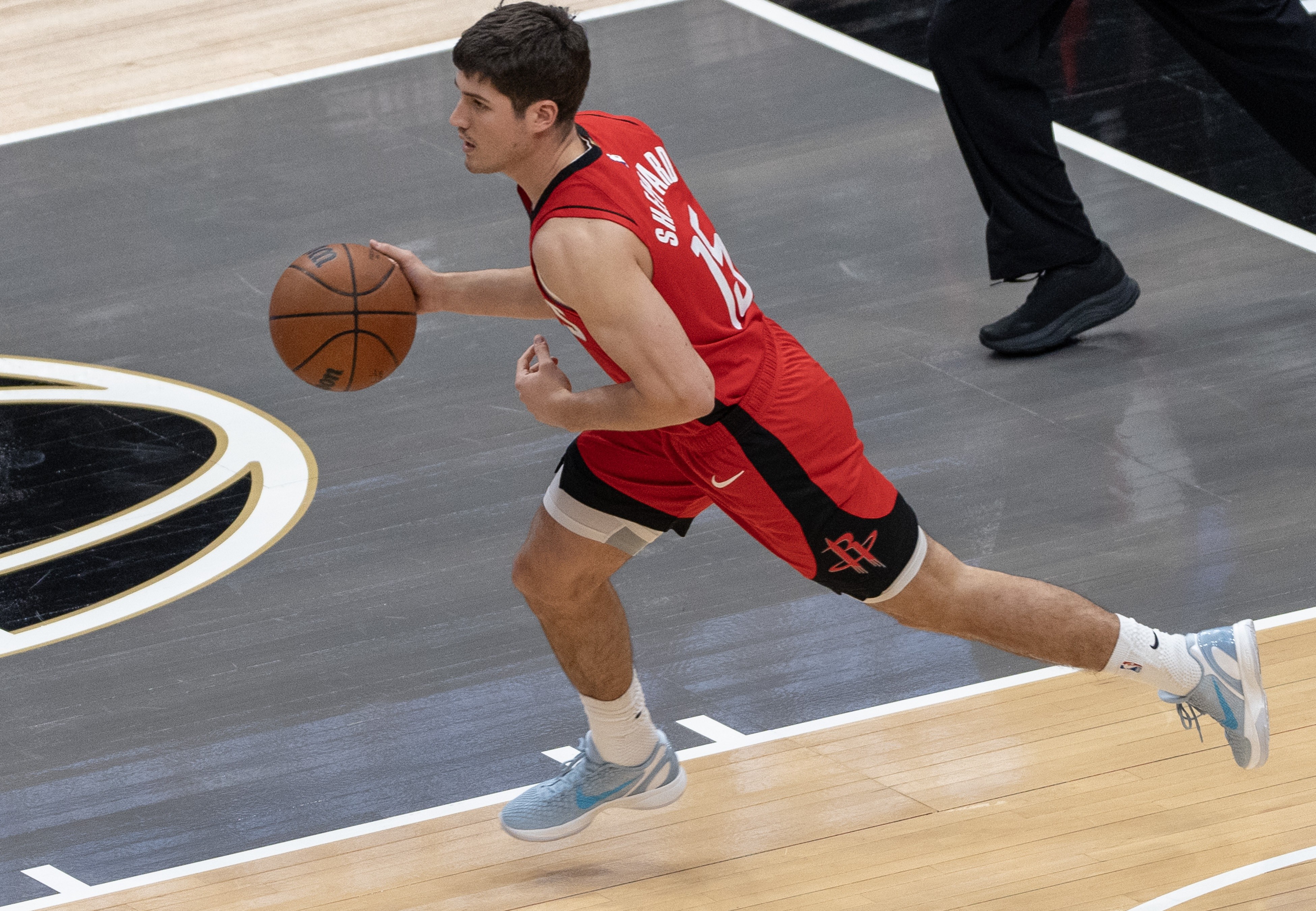 谢泼德的助跑弹跳106.7，选秀并列第一今天开场谢的那个盖帽很精彩，打过