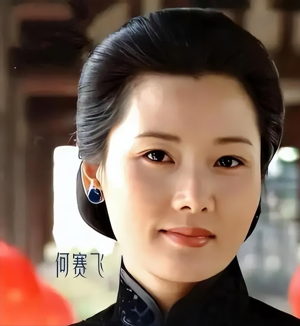 演员何赛飞说：“我从小和爸爸相依为命，但他在五十出头的时候去世了，我就觉得自己是