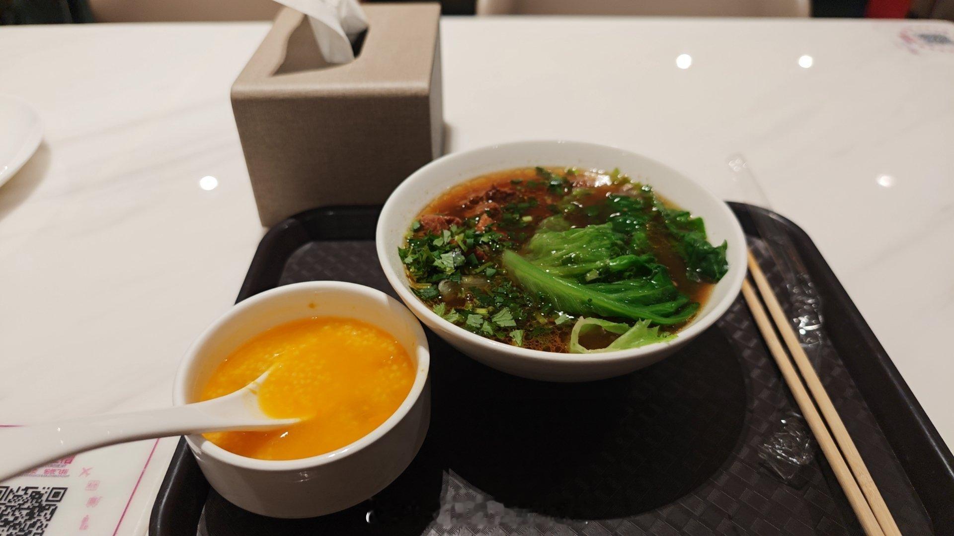 头一回带母上大人进休息室吃饭~~一碗热面热粥，让她感慨早知道就不在家吃早餐了（以