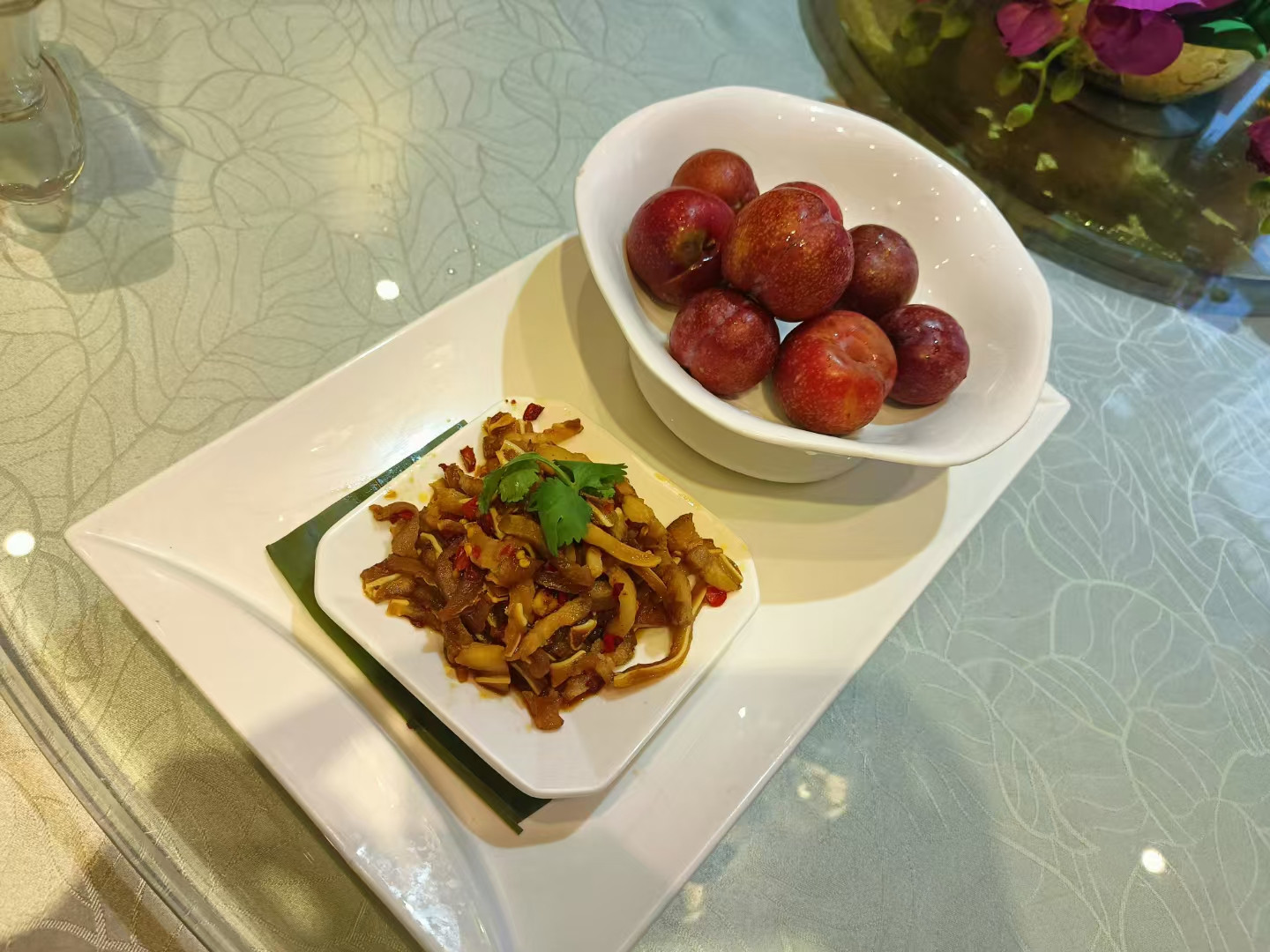 去食堂吃饭，吃出来一条钢丝，我很激动，很开心，因为今天食堂终于刷锅了！
