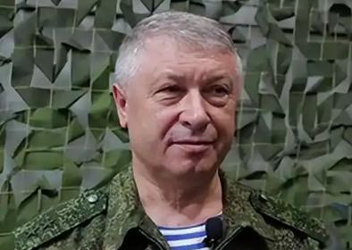 俄罗斯总参阿列克谢耶夫中将，确实是非常勇猛。被乌克兰特工连续打了三枪，第一反应不