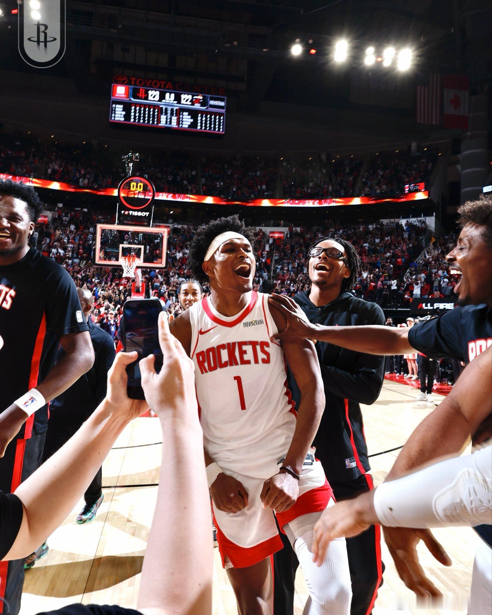 湖人队今天击败太阳，因此火箭队锁定西部第五假设湖人队最后一场击败爵士，那天掘金队