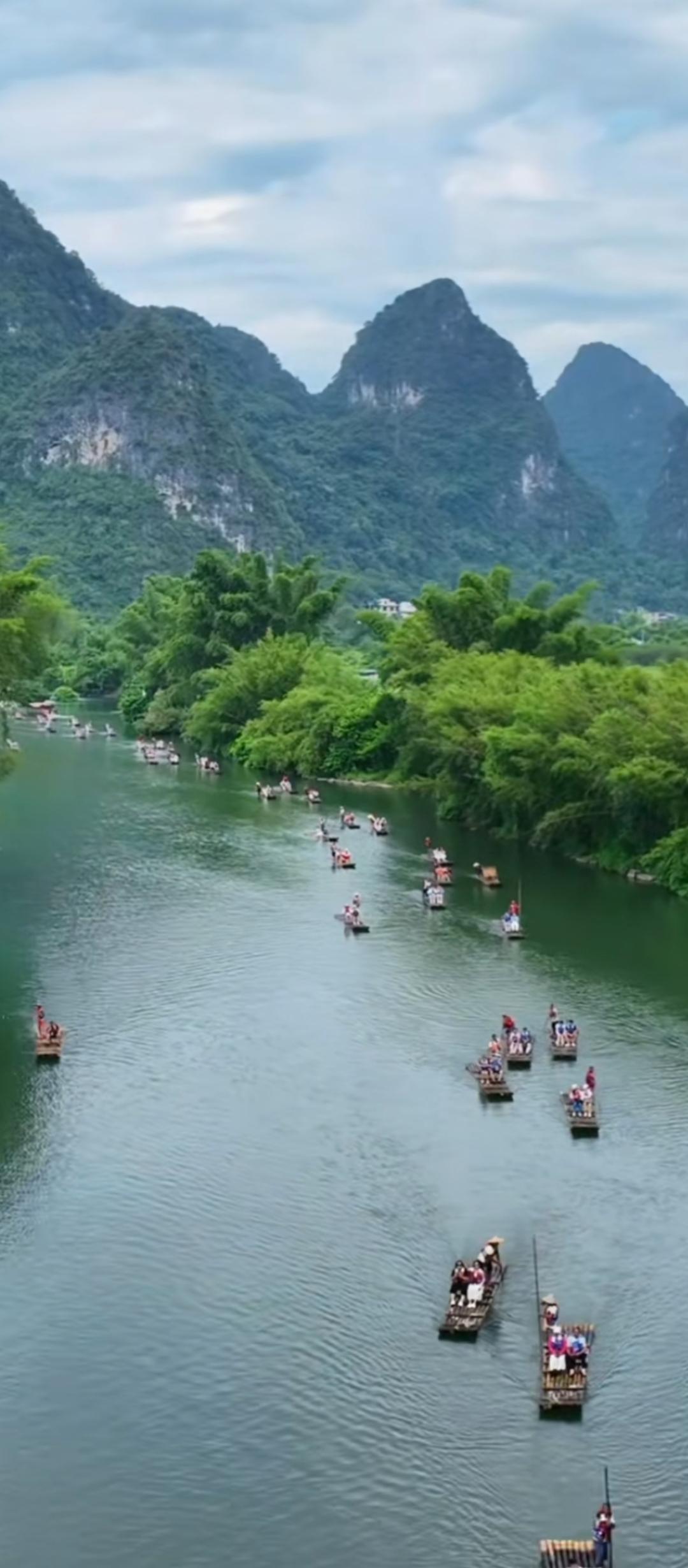 家乡美:漓江客，乘竹筏，游山水。