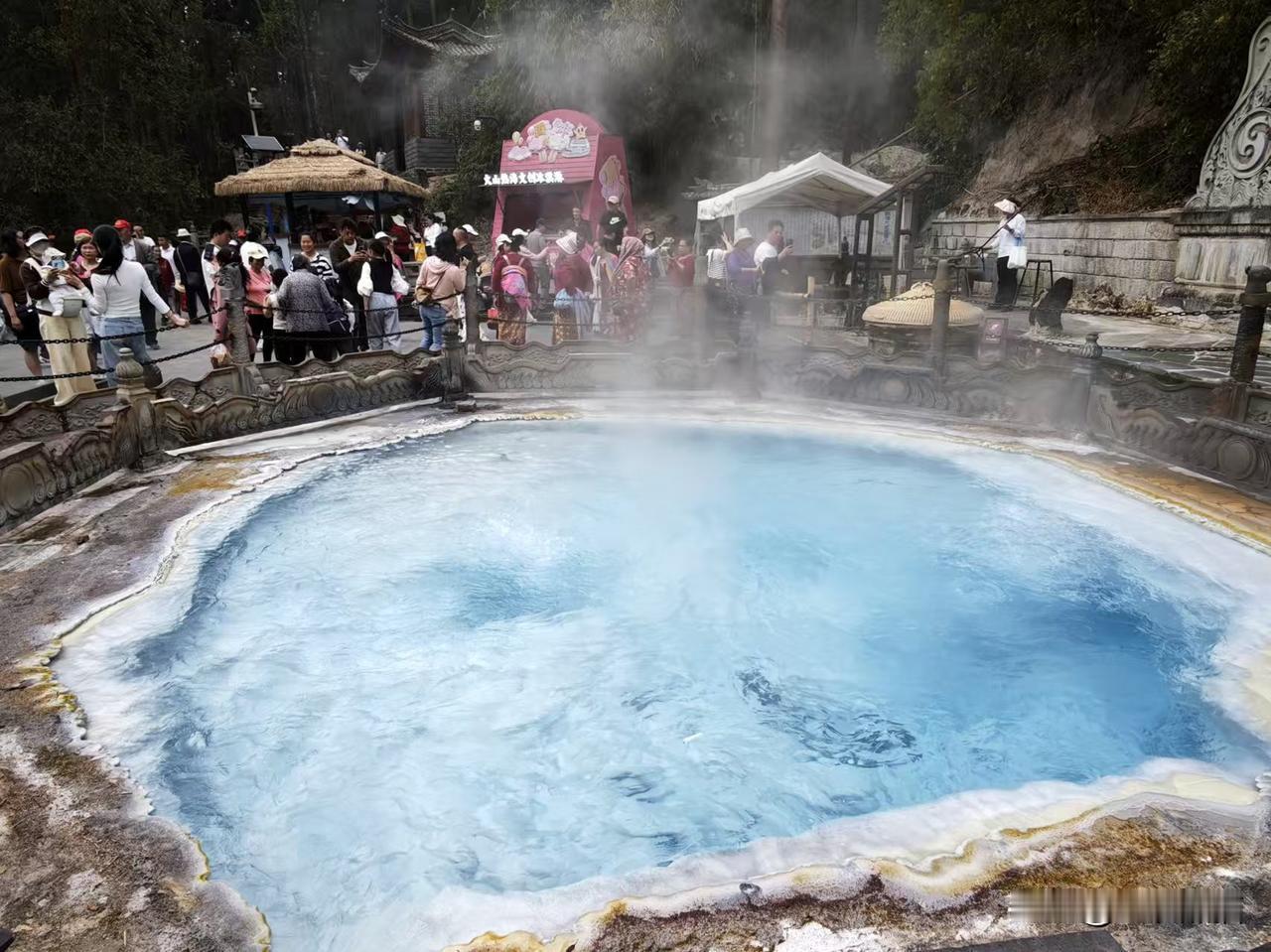 《一泉沸水煮云烟》腾冲行3腾冲地热的核心代表，非大滚锅莫属。这口天然“高压锅”