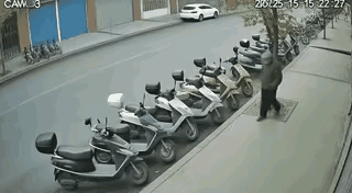 这位白色电动车车主要倒霉了，你的电动车挂翻了踢它的大爷，准备银子吧。不知道哪根