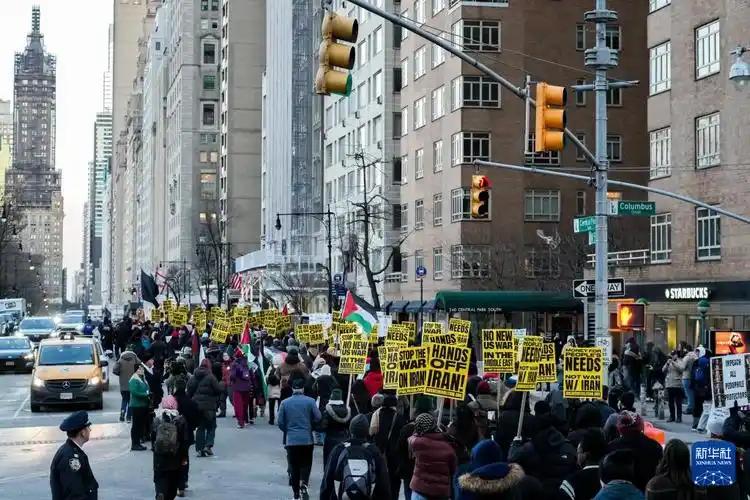 拜登用了4年，把美国从“病危”拉回“重症监护”；特朗普只用一年，直接拔管、再捅几