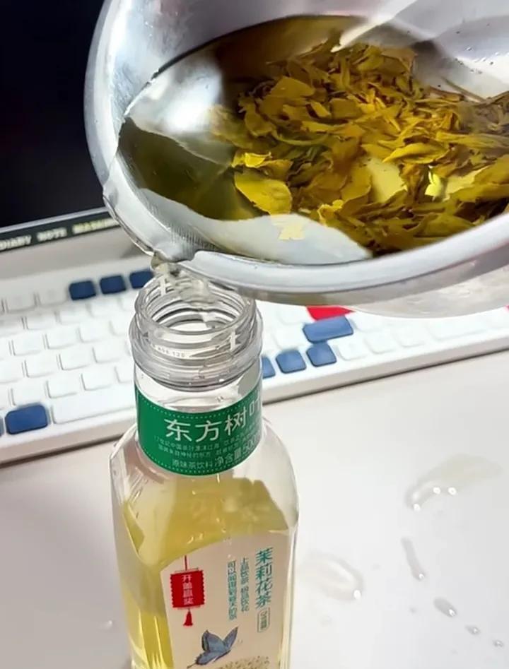 出门在外面子是自己给的！这两年年大家注重健康饮食，突然又火了一款茶饮料。我们同