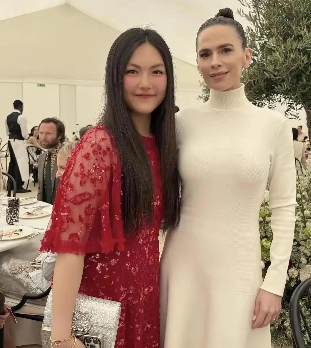 王诗龄的命太好了，才16岁的他已经和LV的老总在一起拍照了。不得不说金龟子女儿