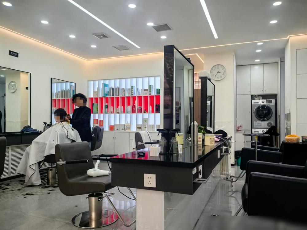 昨天去理发店，老板说今年生意太难了。我有一个最大的特点，就是我觉得好的东西一定要