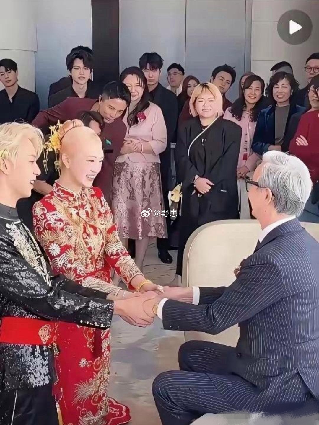 应该不止我一个人会把新娘看成光头吧