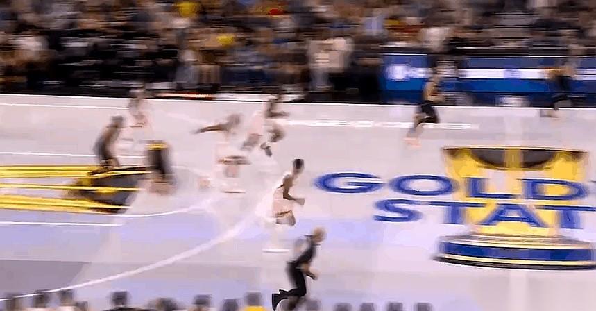 我跟你说，就刚才那一球，直接把人看傻了。一记追身三分，空心入网。分差，瞬间从