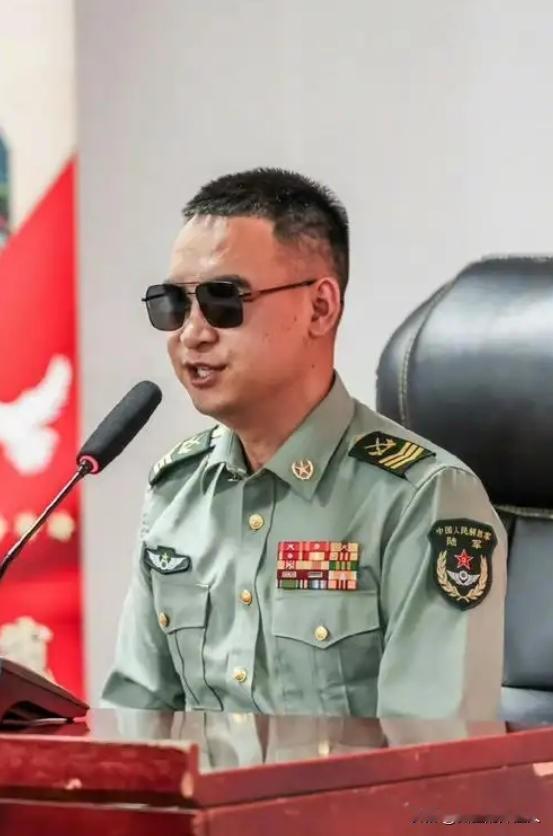 有人问，为什么杜富国失去双手双眼，还能留在部队？答案很简单：是部队需要他！你以为