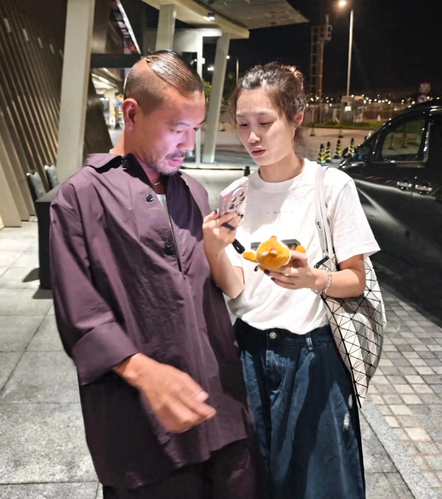 香港街头偶遇麦浚龙真的是香港170最有型的老港男居然也老花了