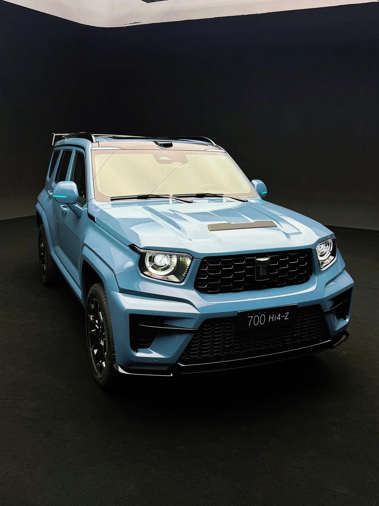 坦克700走机甲硬派风，外观更硬朗，V6发动机声浪浑厚，机械底盘质感传统，越野底