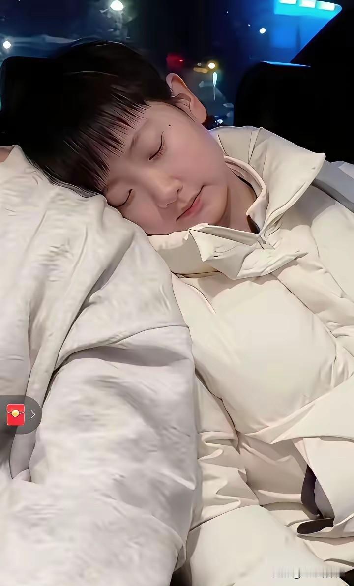 莎莎随处可睡着！难怪莎莎随处可睡着，她是太累了，只有累惨了的人，一松懈下来就能