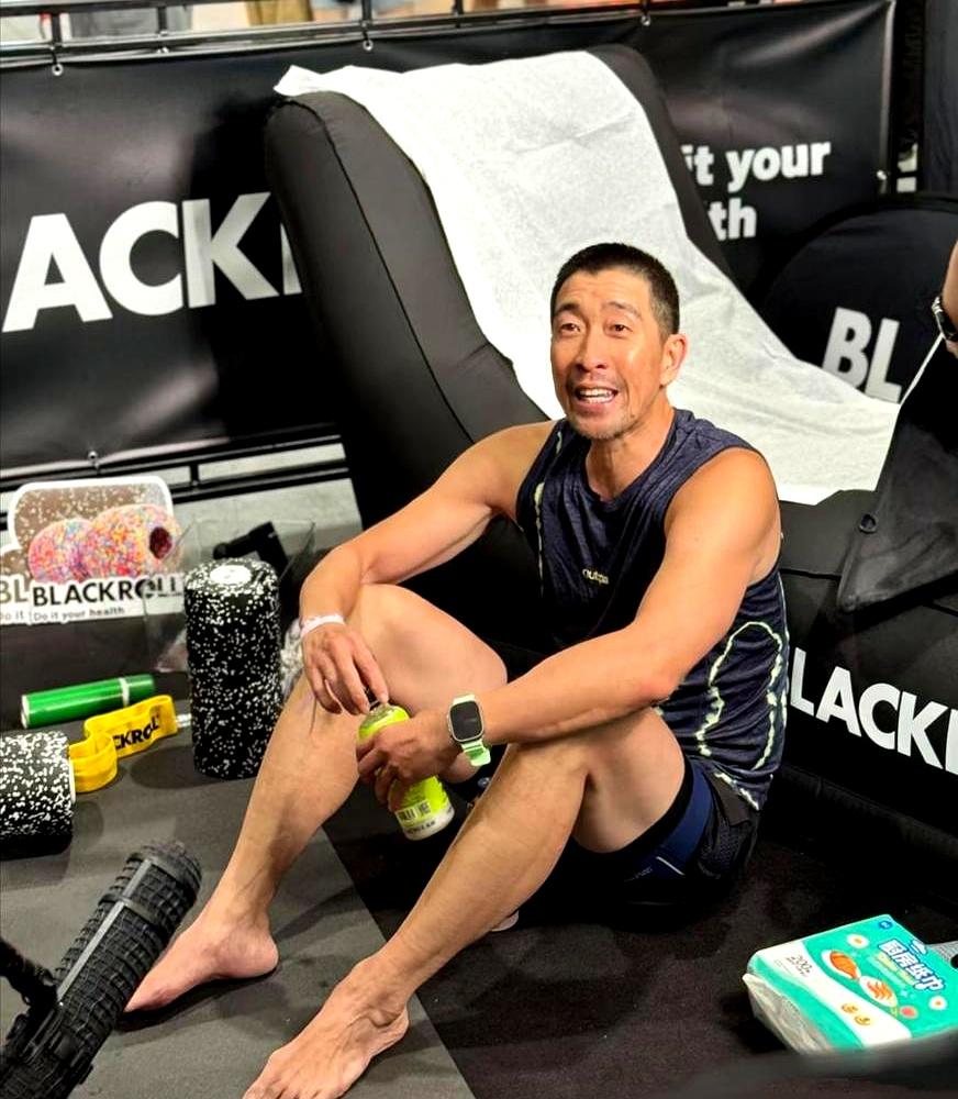现在的54岁都卷成这样了吗？在上海健身房门口，这位“大叔”露出的胳膊直接把路人
