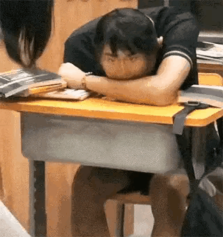 鬼才脑洞大开，剪这个发型，竟然为了上课睡懒觉。[捂脸哭]男子晚上喜欢打电游，白