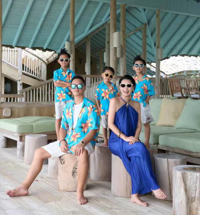 胡杏儿晒全家合照，和老公亲密如常，一点没受酒吧亲密照影响！胡杏儿和老公带着三