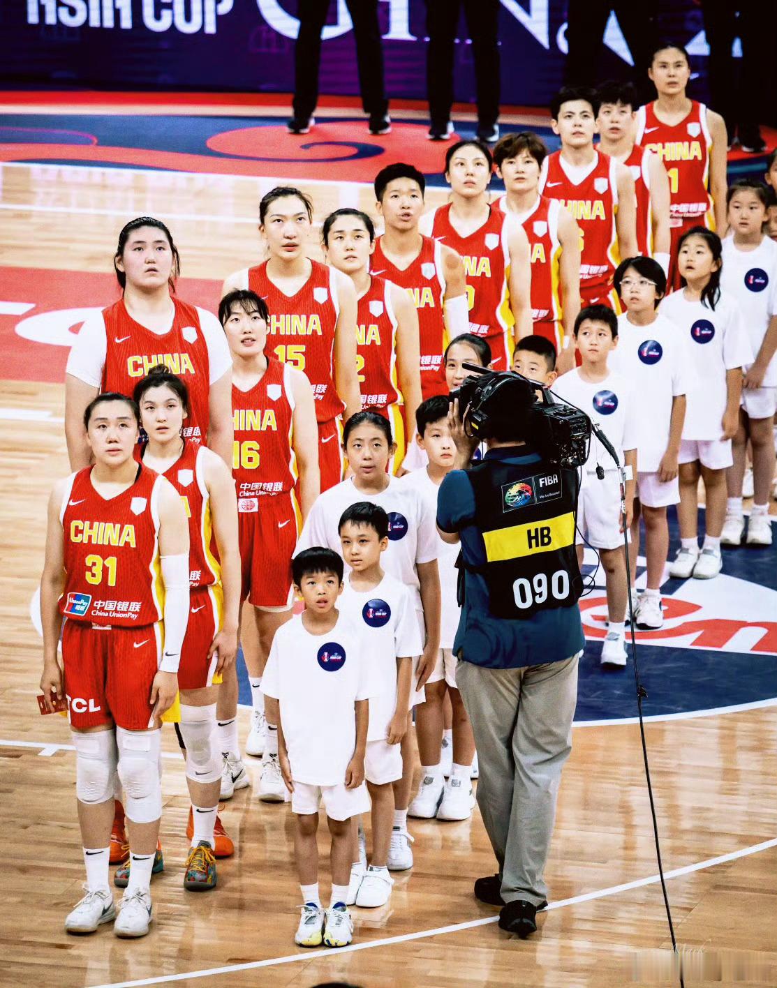 微博最高的人来了张子宇目前官方身高是226cm，这个身高不仅在中国女篮历史上罕