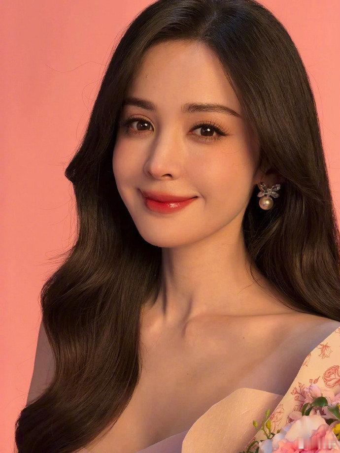 娜扎硬控妈妈朋友圈真的是不搞虚的，娜扎用鲜花、美妆、手机拿捏妈妈喜好，既有浪漫氛