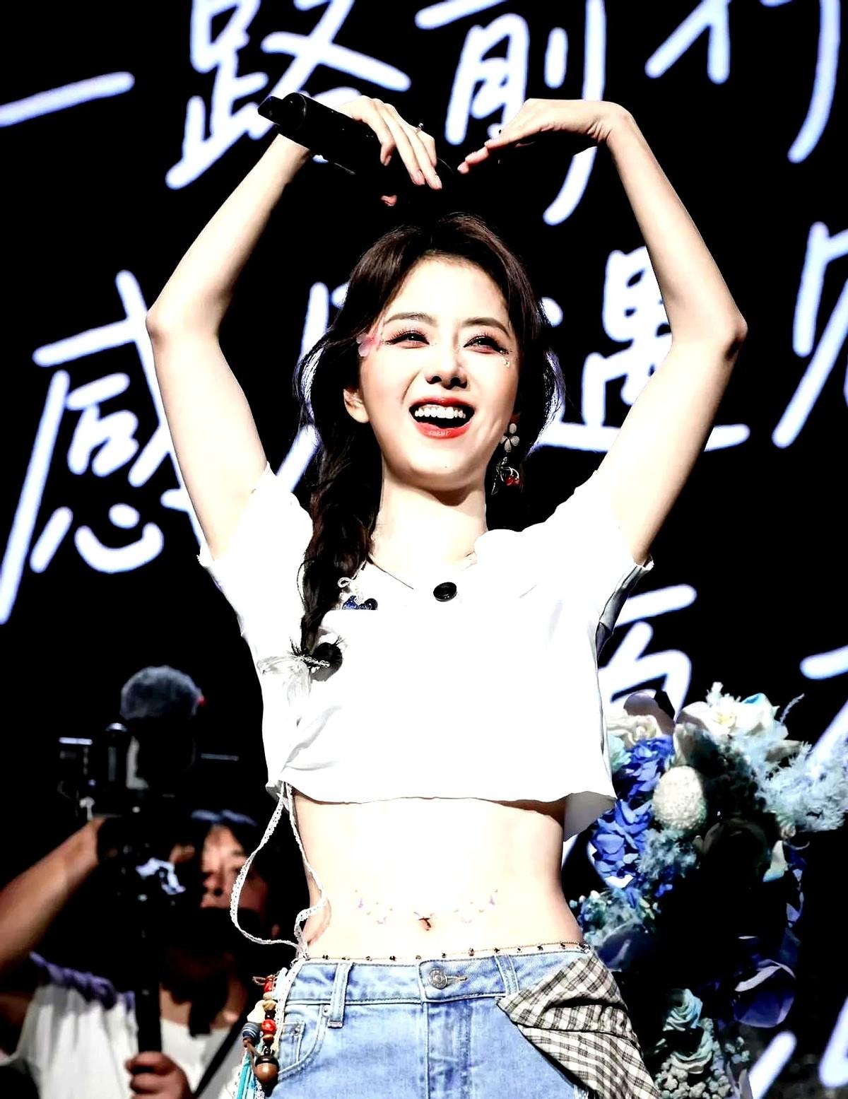 内娱真正稀缺的，不是一夜爆红的明星。谭松韵这种闷声干大事的，才是少数。出道多