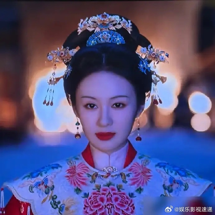 杜翠雀杀回林府那身大红袍，根本不是嫁衣。网友扒了，那是她照着这辈子见过的最高规格