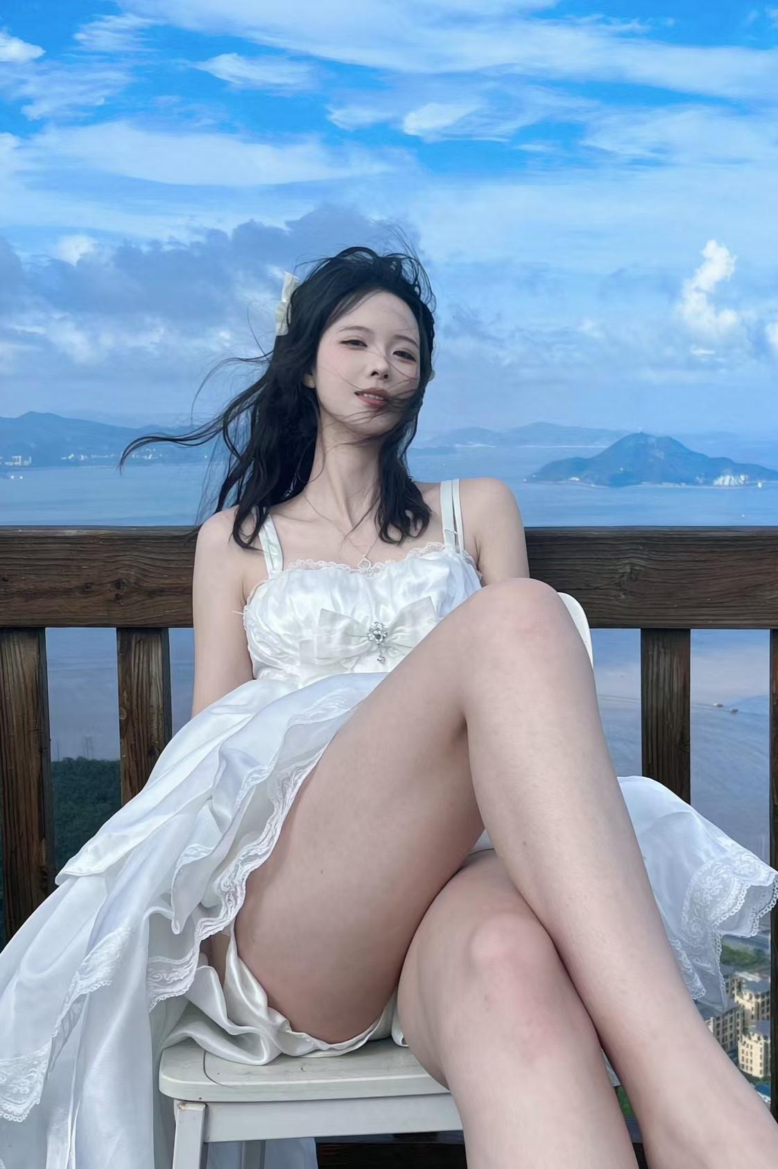 蓝天碧海，这氛围感直接美到心坎里！登高望远，辽阔的大海和蓝天白云尽收眼底。