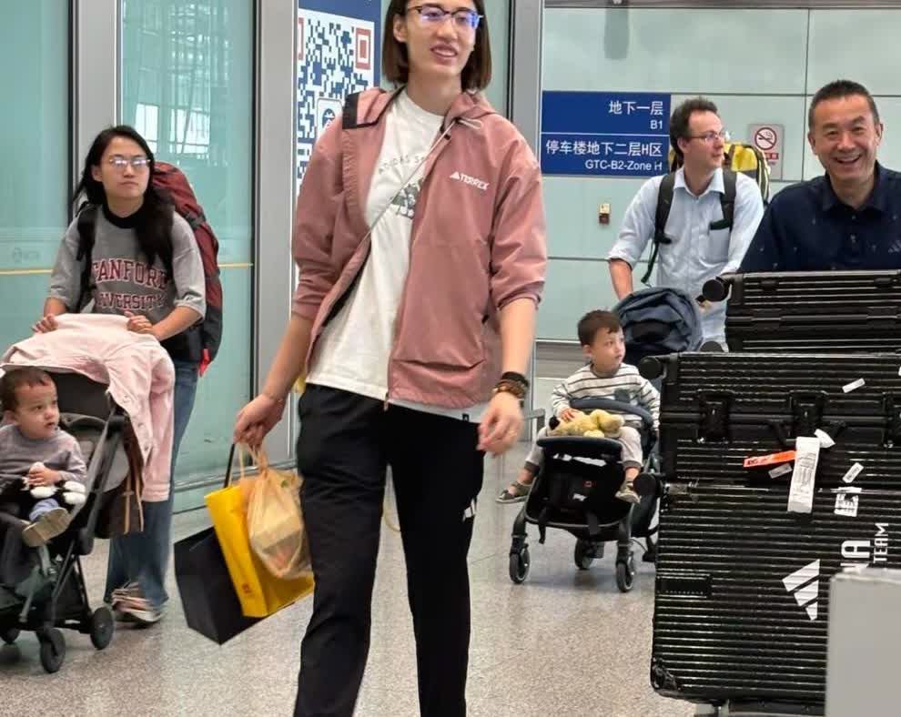中国女排今天上午低调抵达北京，首都机场没有接机的球迷！姑娘们推着自己的行李箱陆续