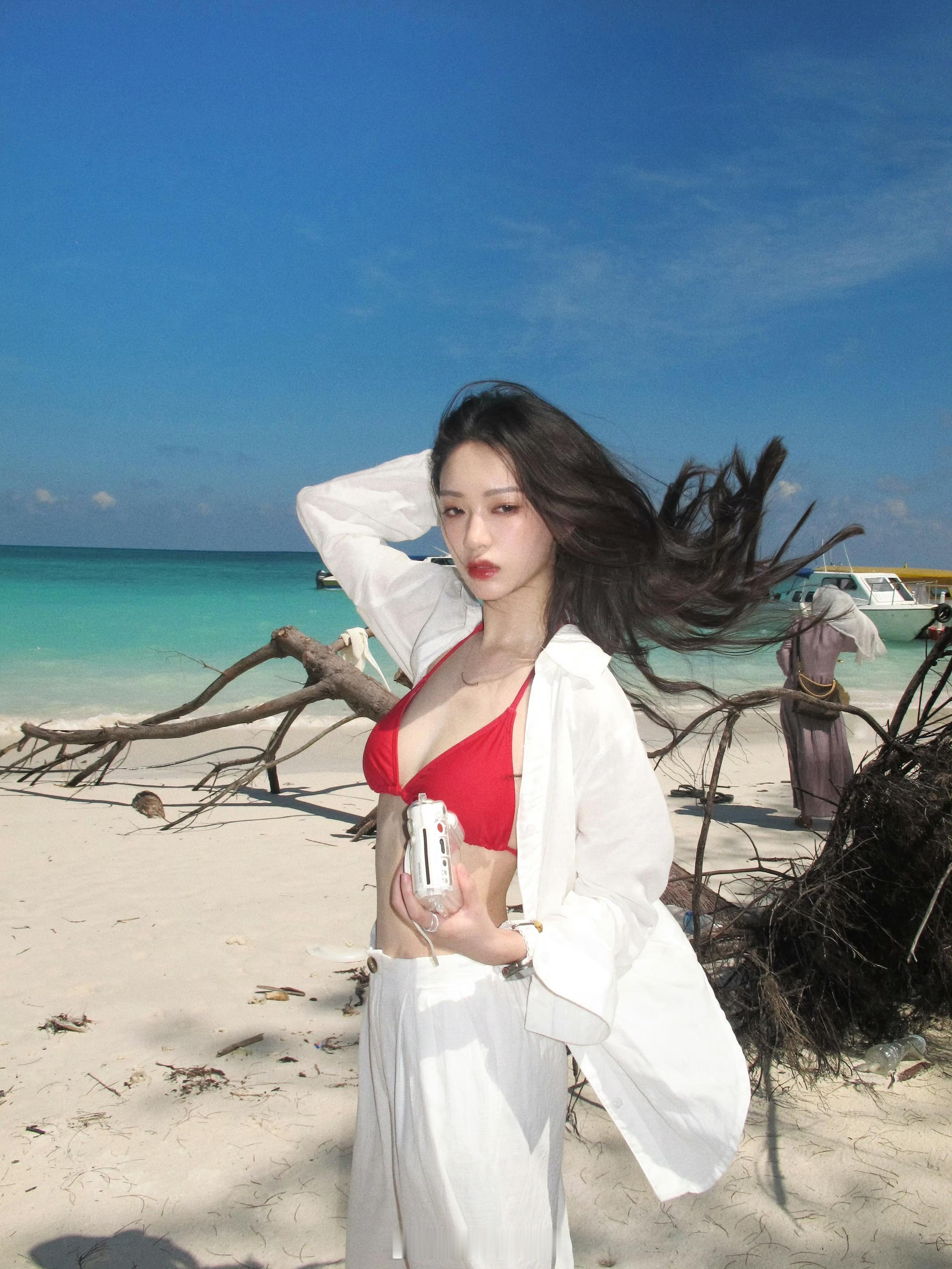 蒋明希海边度假照，身材火辣🔥​​​