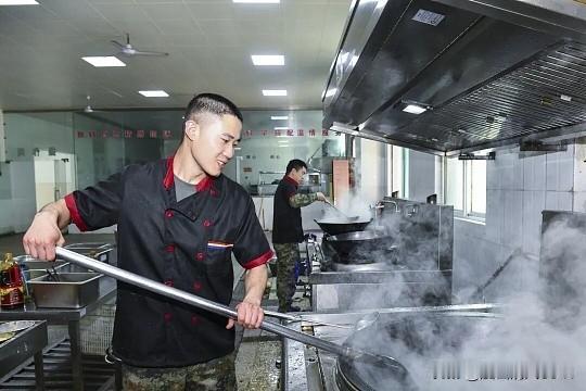 这两个岗位虽然都管伙食，司务长是“军官”，食堂管理员通常是“职工”或“士官”。
