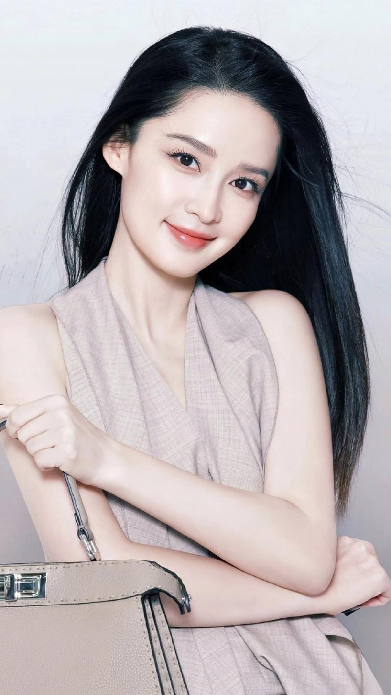 李沁颜值真的挺高的，她不仅颜值高，饰演的角色也十分精彩，她饰演的《庆余年》里的林