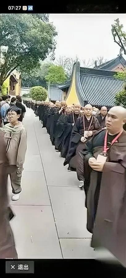 和尚头顶的戒疤为啥现在少见了？我反倒觉得当初取消真的亏了。别听什么说