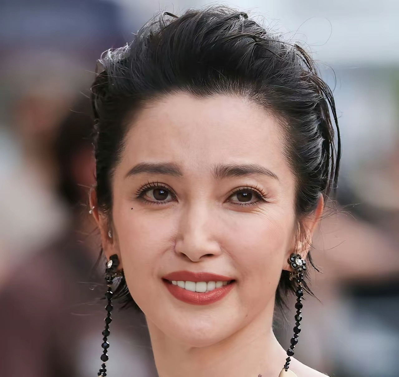 李冰冰有点整容后遗症出来了坑坑洼洼，一笑像哭