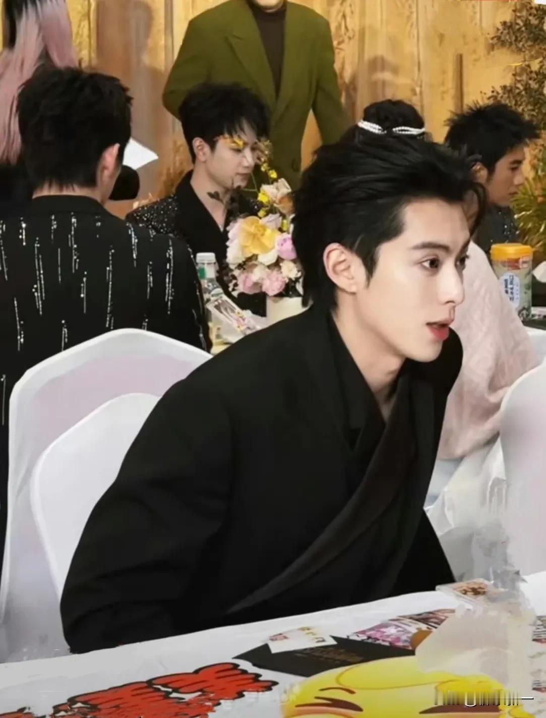 一山更比一山高，一套更比一套强！视界大会红毯连换两套西装的王鹤棣不装了，就要拿