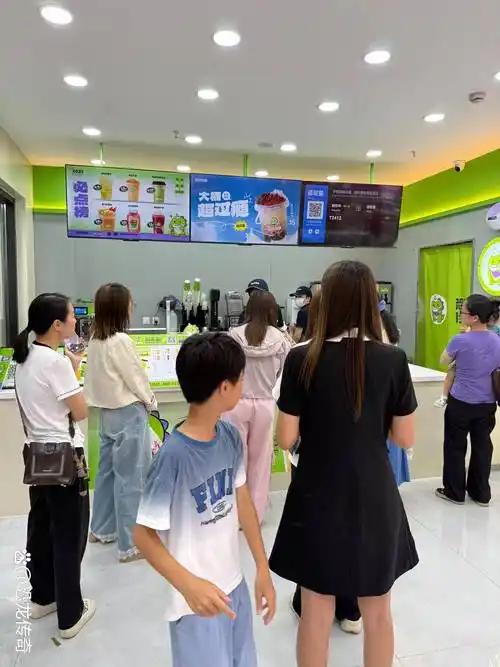 现在的奶茶店到底有多卷？ 一条街上十几家挨着开，没有自己的镇店之宝，三个星期