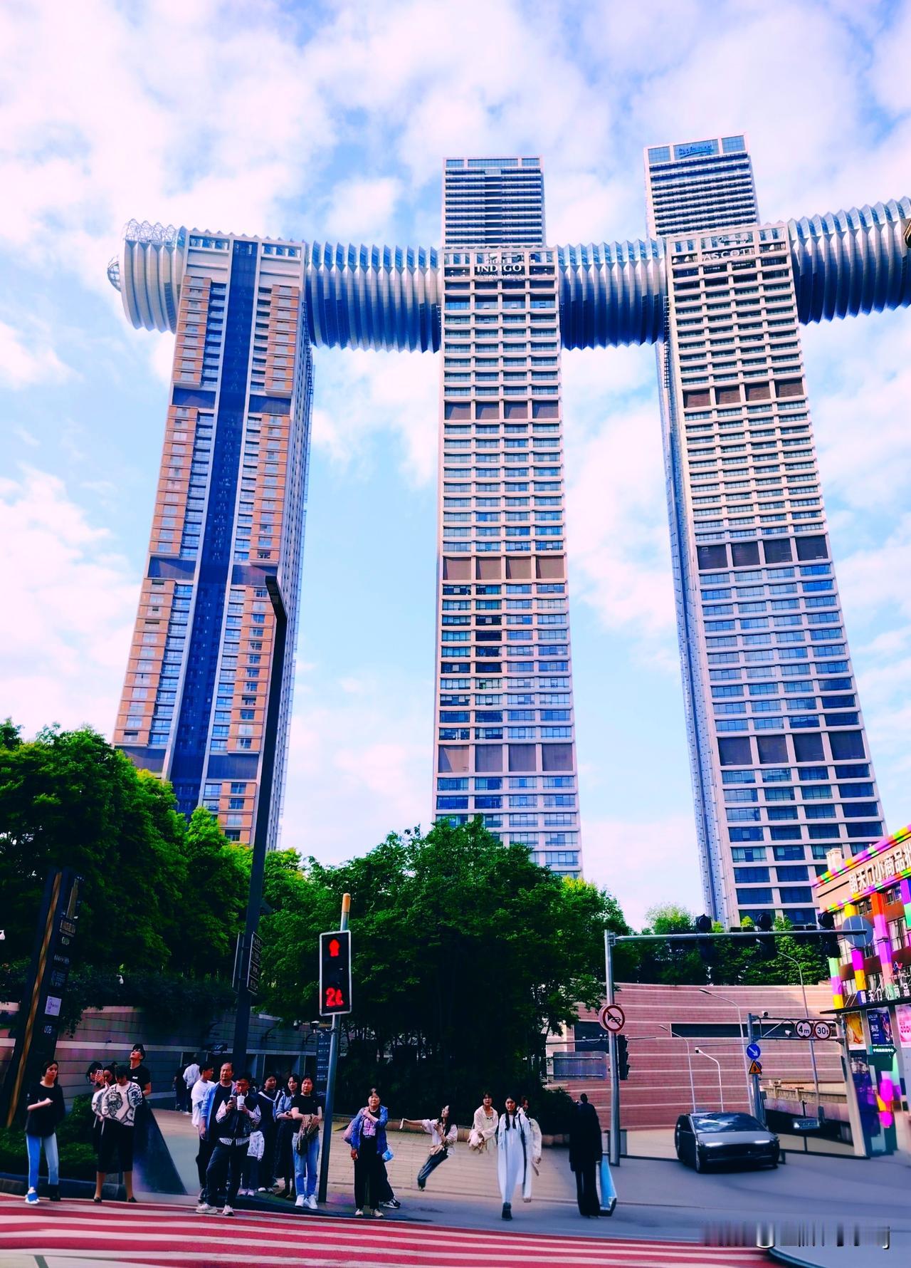 随手拍一张城市地标打卡照片最近到了重庆市小游，随手拍了几张地标性建筑