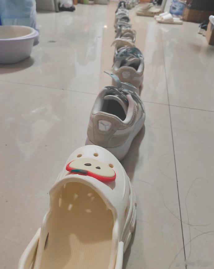 这寝室的人当年小学没少画“38线”吧​​​