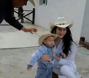 陈伟霆的大儿子正面模样终于曝光了！何穗带着大儿子出门游玩，一身穿搭时髦亮眼，无意