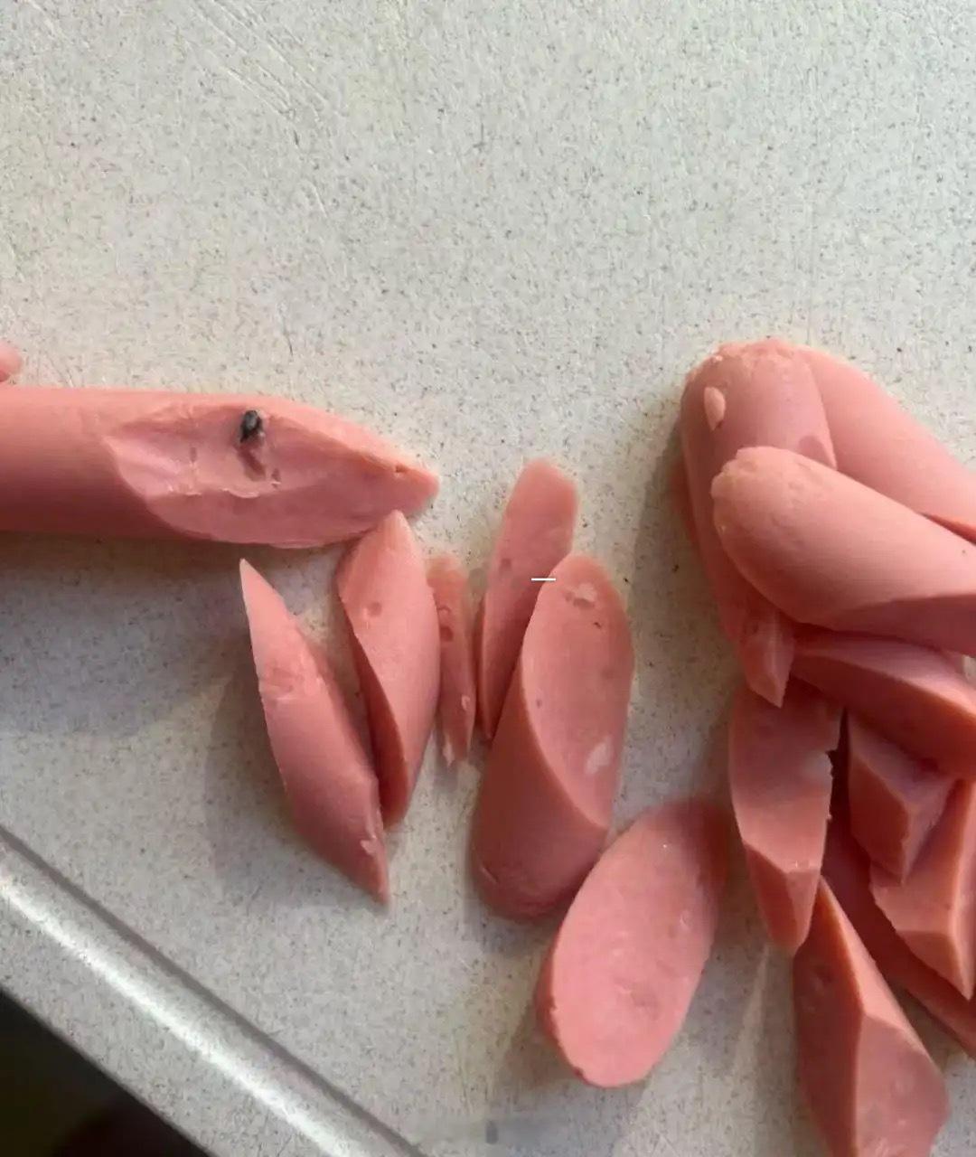 网友晒出这一幕，再也不吃火腿肠了