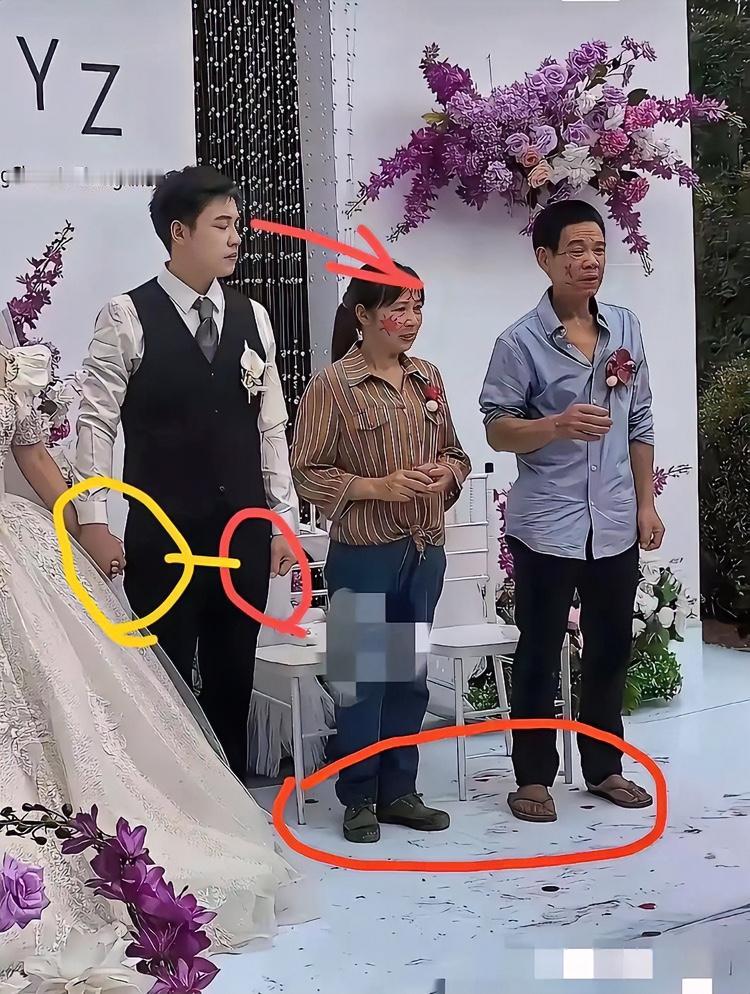 全网都在心疼婚礼上穿得寒酸的父母，可我瞅着旁边的儿子，却更加心疼他。到底什么样
