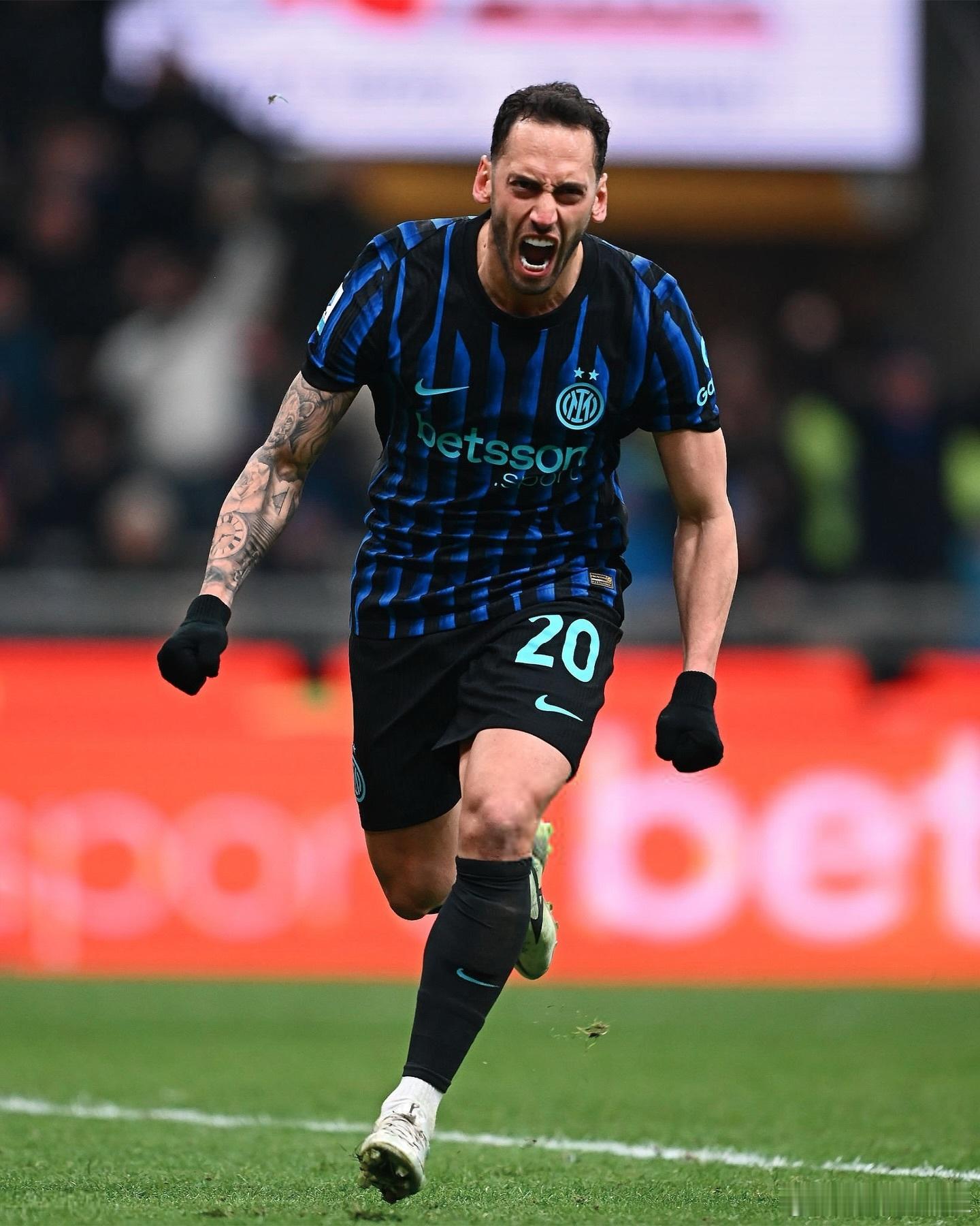 米兰体育报表示恰尔汗奥卢对阵萨索洛时回归，如此一来前后缺席7场比赛。国际米兰意甲