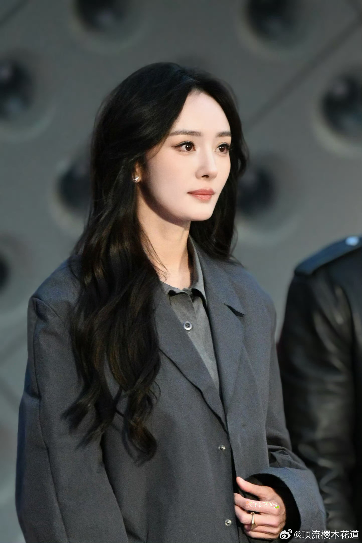 站姐团建别家站姐发的杨幂和辛芷蕾，果然美女们在哪里被谁拍都是美女。