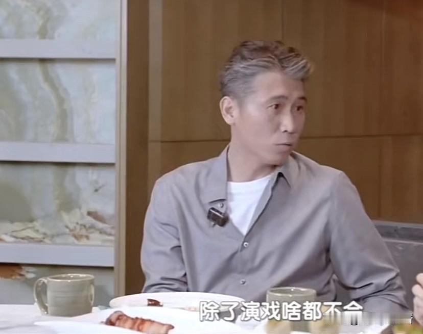 演员李乃文接受采访中说自己除了演戏啥都不会，洗袜子都能把手洗破，网友产生质疑。