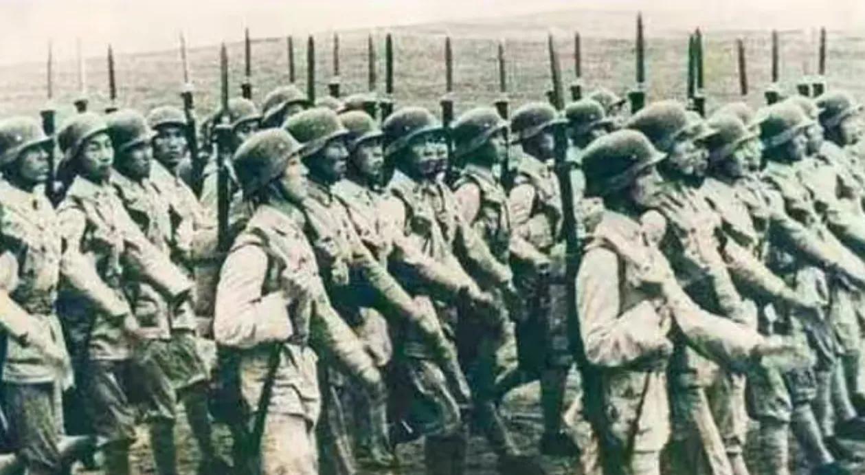 抗战时，国军营长栾升堂率部爬上山顶向下一望，日军正在山腰平地处集合训话，他感觉这