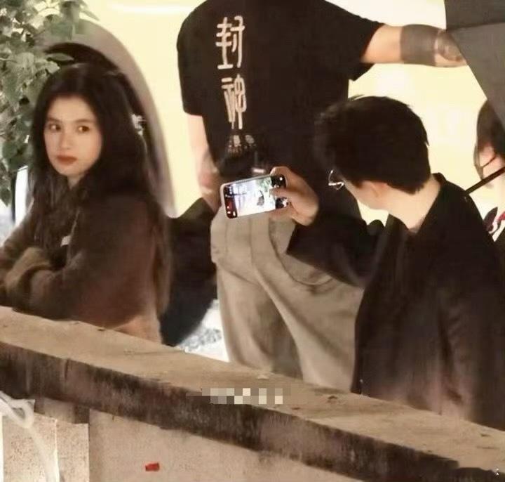 李现就是张婧仪的站姐吧？而且这么近能够拍的到美女，效果也能看出来很出片啊